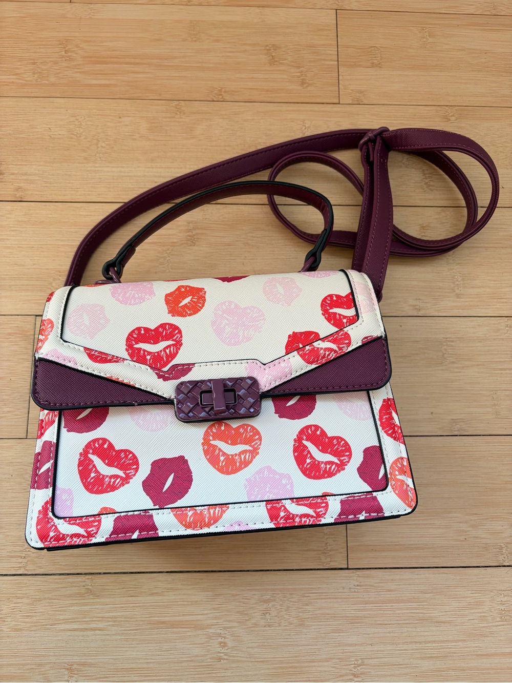 Aldo White Lip-Print Top Handle Crossbody with Maroon Trim - Picture 2 of 5